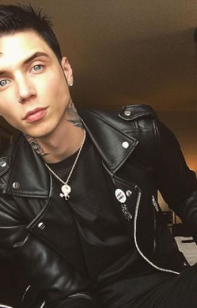 Viviendo con el extraño Andy Biersack y tu by ShizukaBiersack_127
